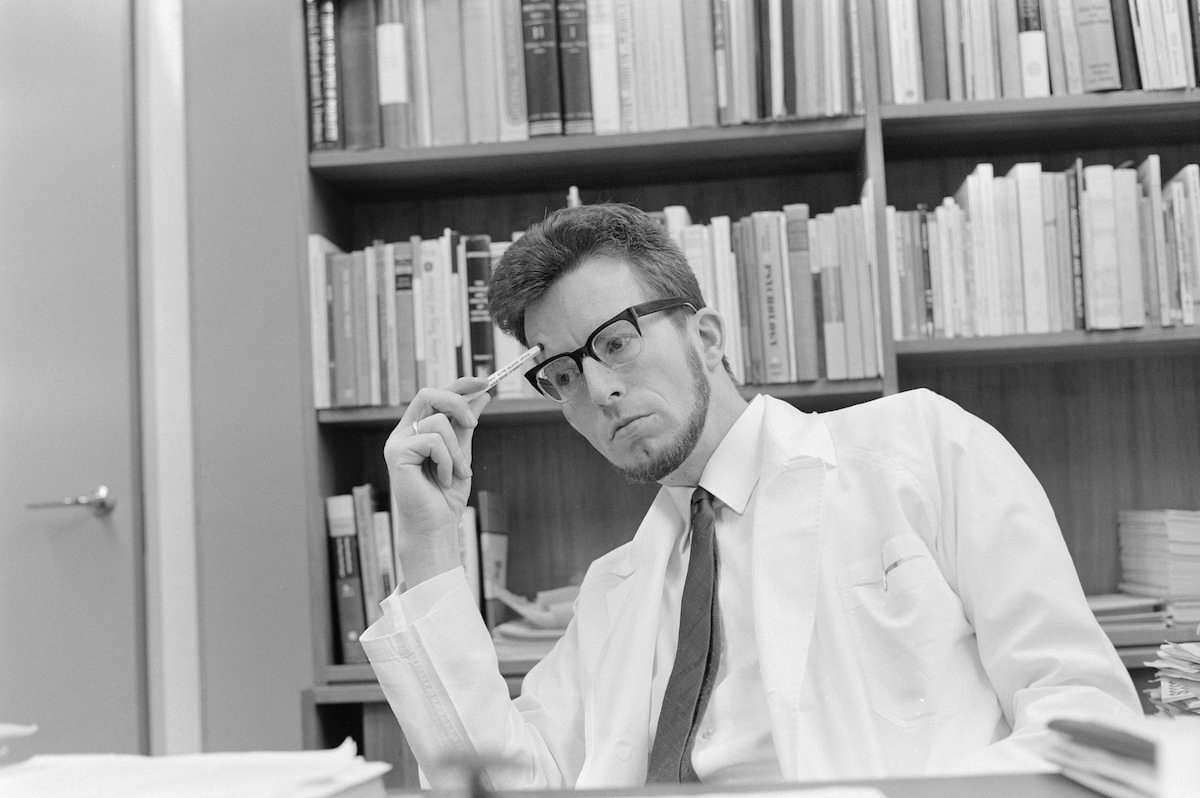 Einar Kringlen seated in his office in front of bookshelves.